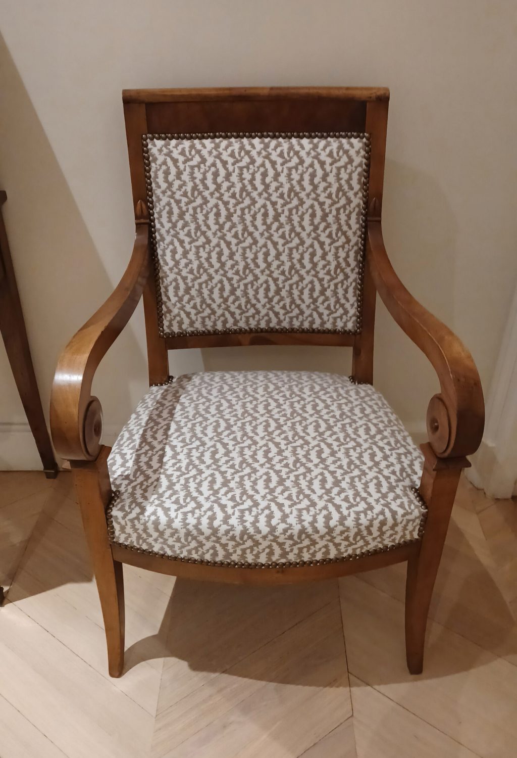 FAUTEUIL RESTAURATION RECOUVERT D'UN TISSU PIERRE FREY